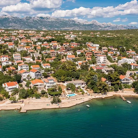 Semesterbostad Pomalo *